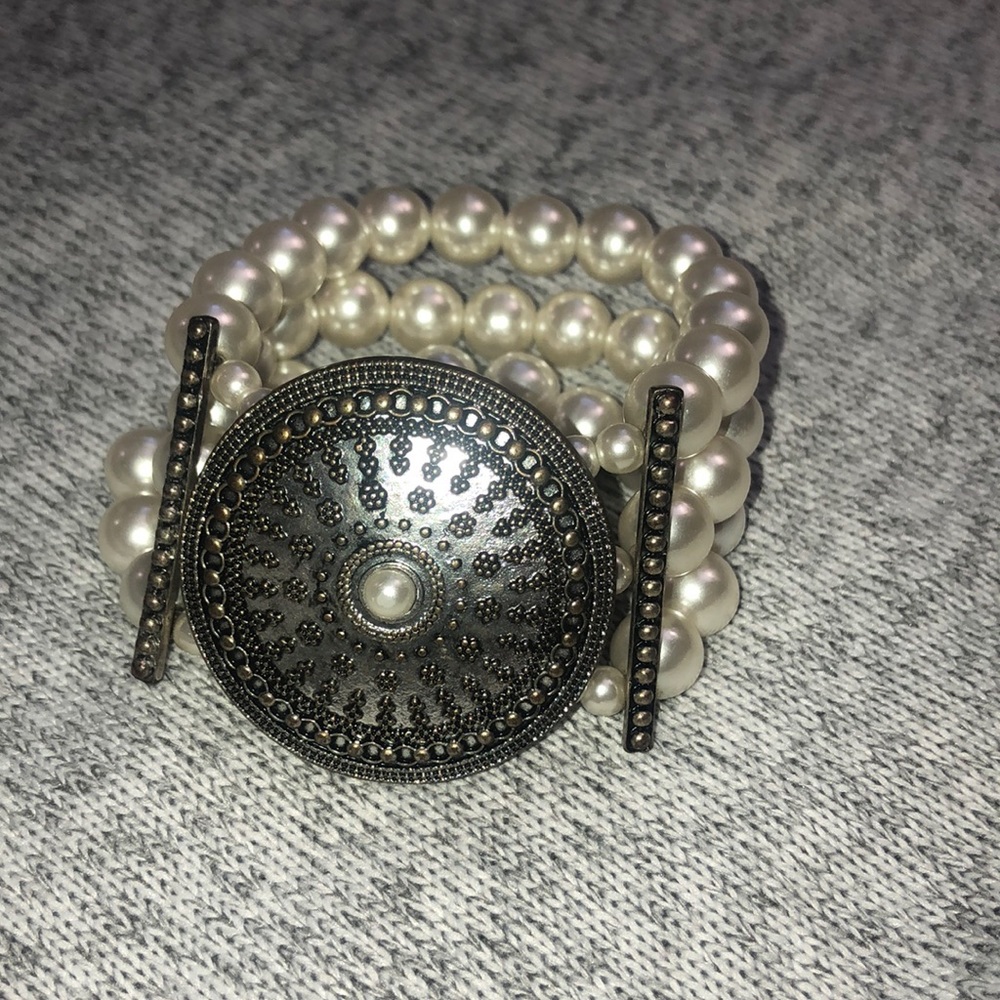 Faux pearl bracelet with medallion decal
